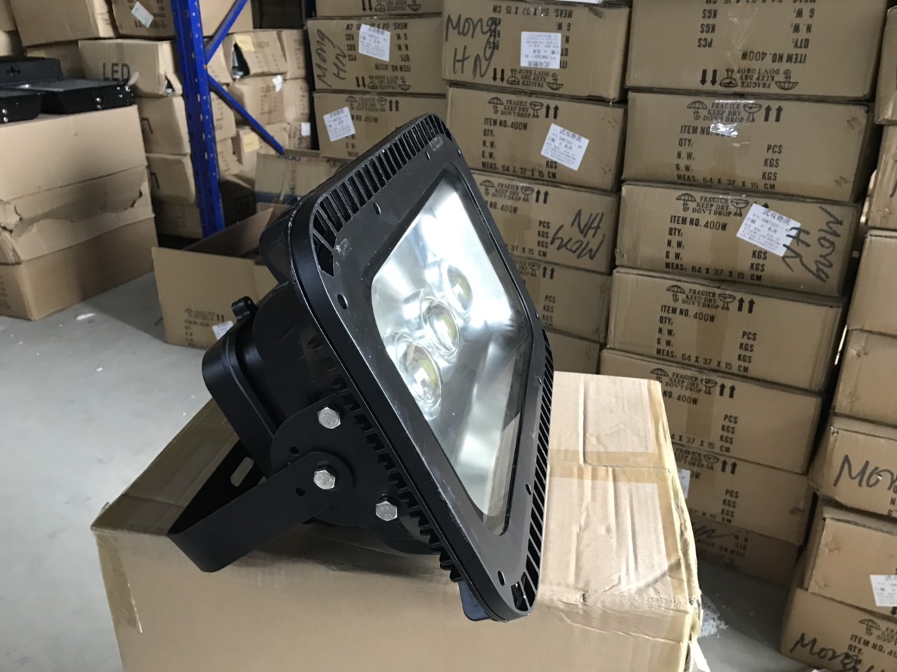Đèn pha LED 150W chip COB có thấu kính chiếu xa