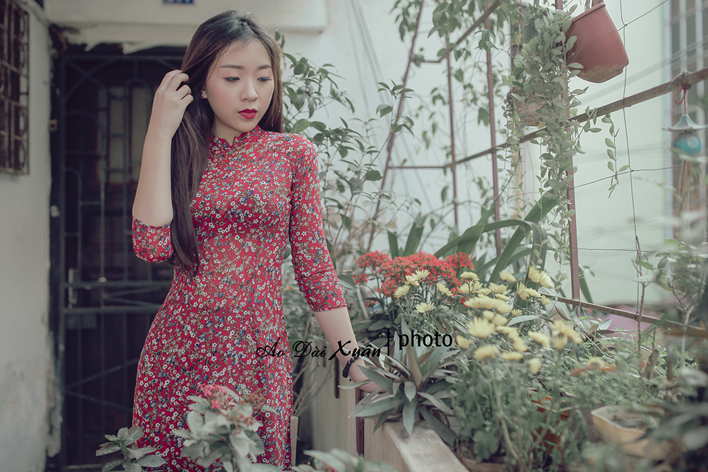 Áo dài đỏ hoa nhí vải voan 180412