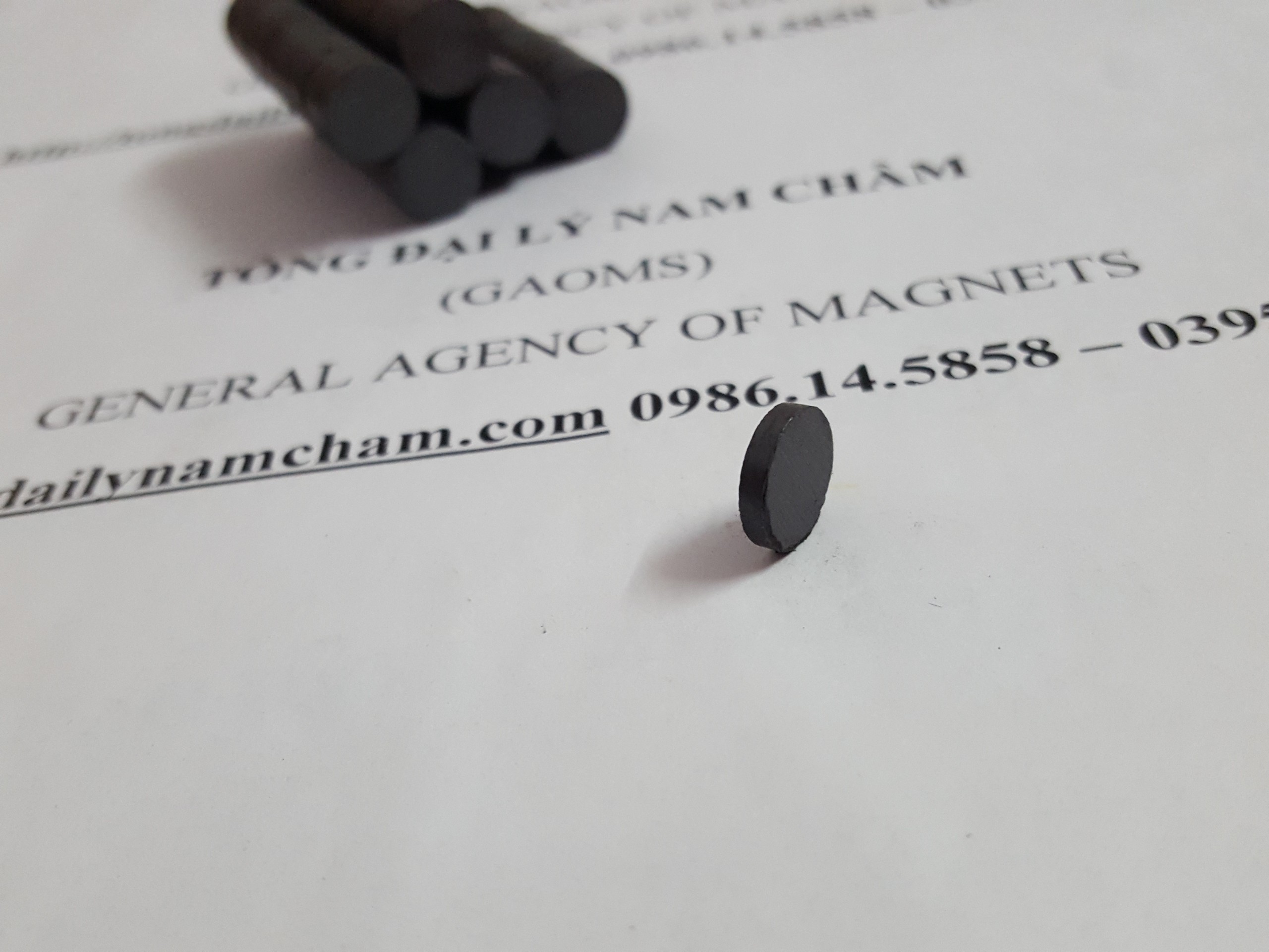 50 viên nam châm đen/nam châm ferrite 10x2mm