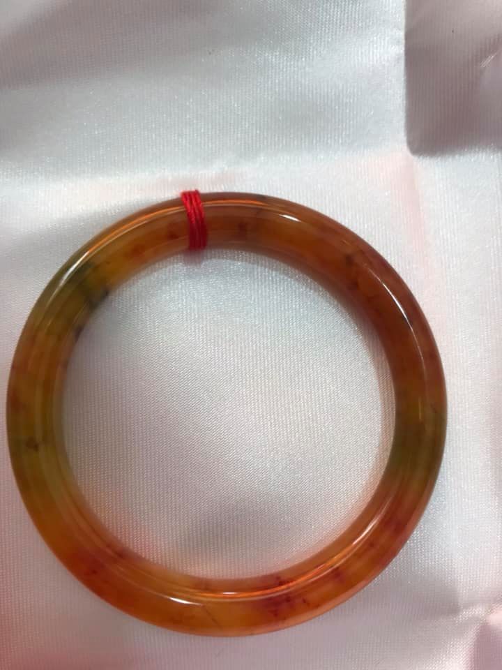 Chiếc vòng cẩm thạch tứ quý bông bóng 50mm mới màu cam vàng chanh bông đỏ đỏ bóng vòng đẹp xinh lạ lắm nữ mệnh thổ hoả kim 50kg đến 55kg đeo có 550k ạ