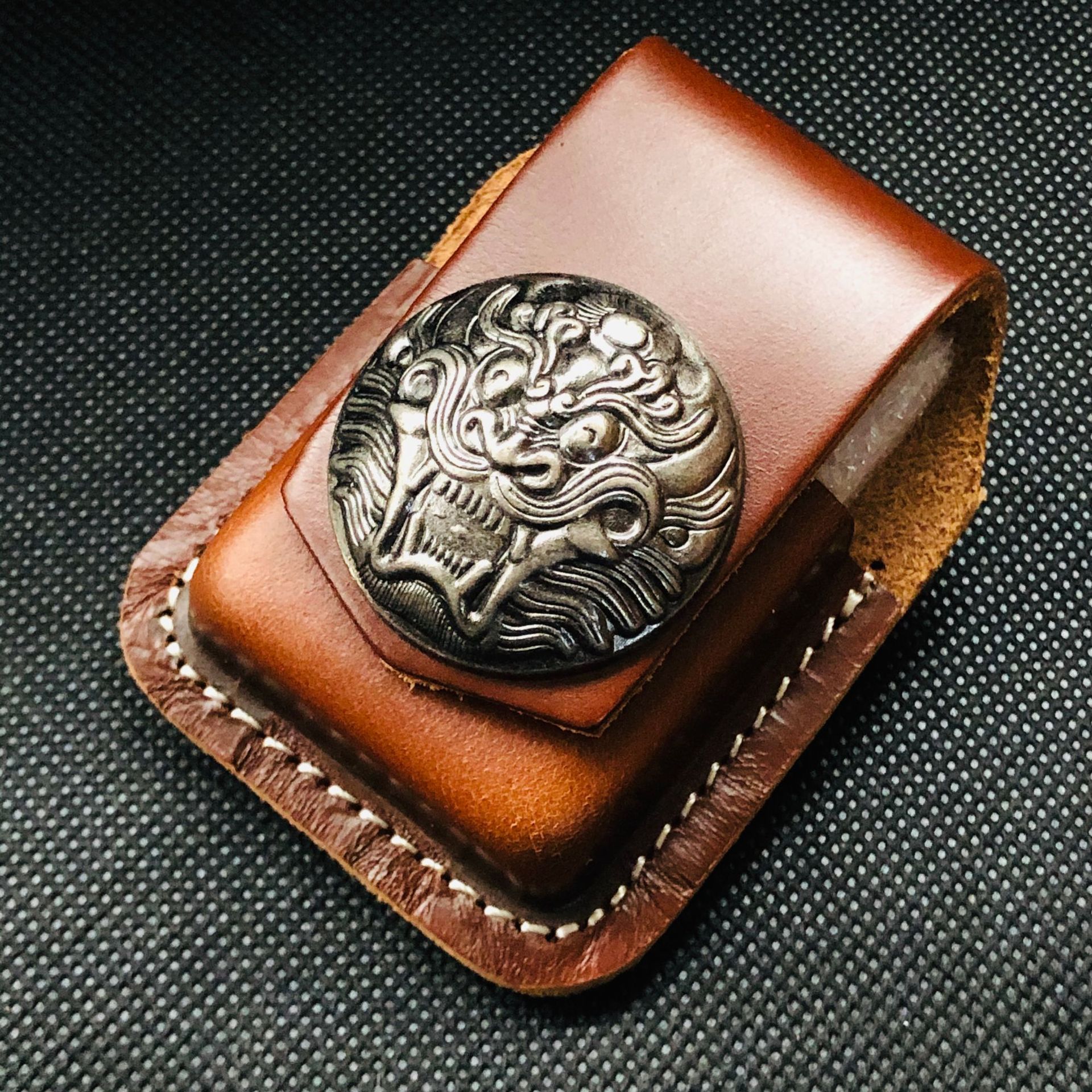 Bao Da Đựng Bật Lửa Zippo Có Nút Đồng Nổi ( Có Thể Đeo Thắt Lưng )