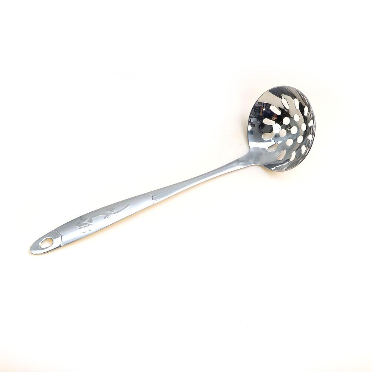 Vá lỗ múc canh lấy cái cán hoa inox, Vá lỗ inox không gỉ dày hoa văn đẹp. Vá lỗ vớt đồ chiên nước bằng inox