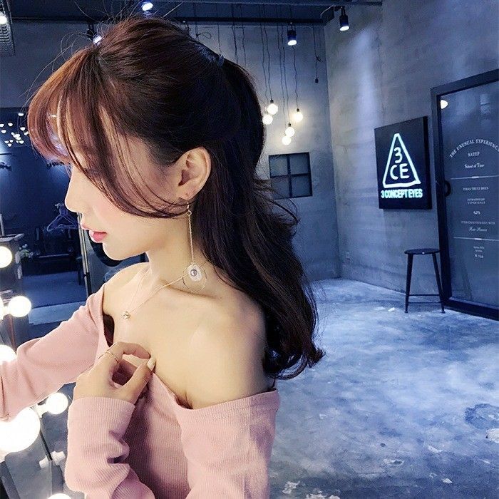 Khuyên tai hoa rơi bất đối xứng