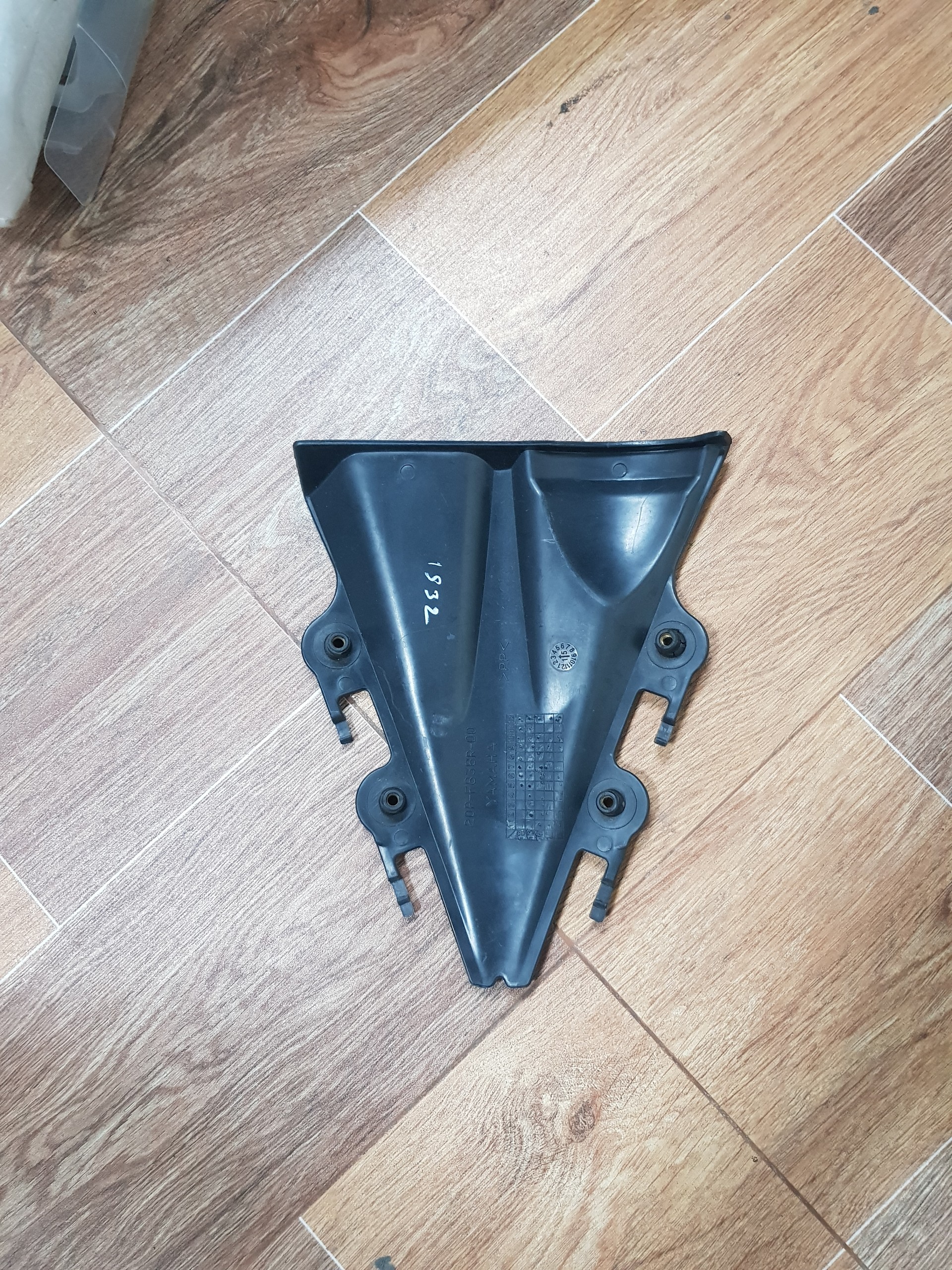 Miếng nhựa nhám ốp kính gió R15v2