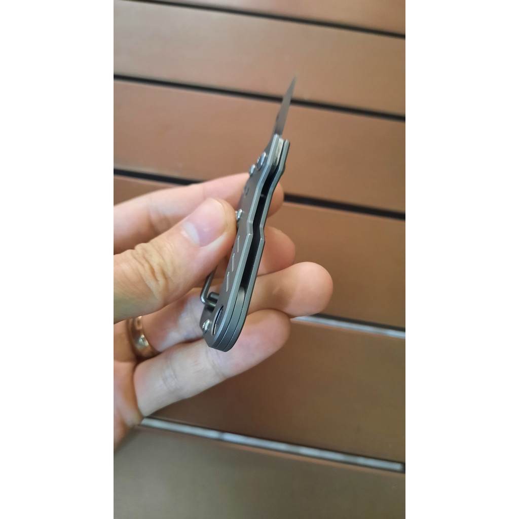 Móc khóa carabiner Tacray titanium có lưỡi dao