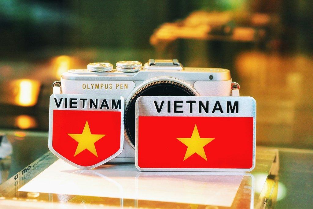 Combo 2 chiếc Tem nhôm cờ Việt Nam dán trang trí ô tô ( 5 x 5 cm)