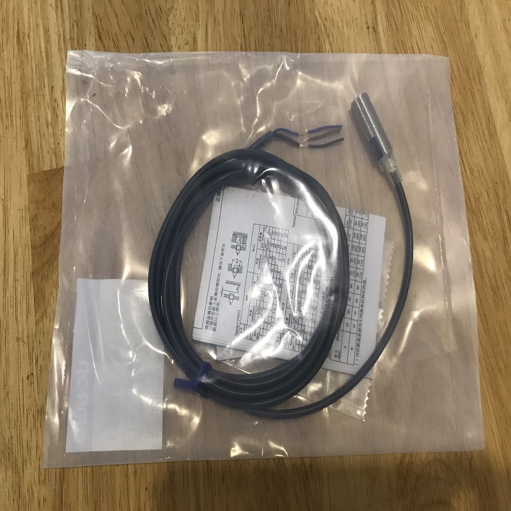 Cảm biến tiệm cận E2A-M12KS04-WP-C1