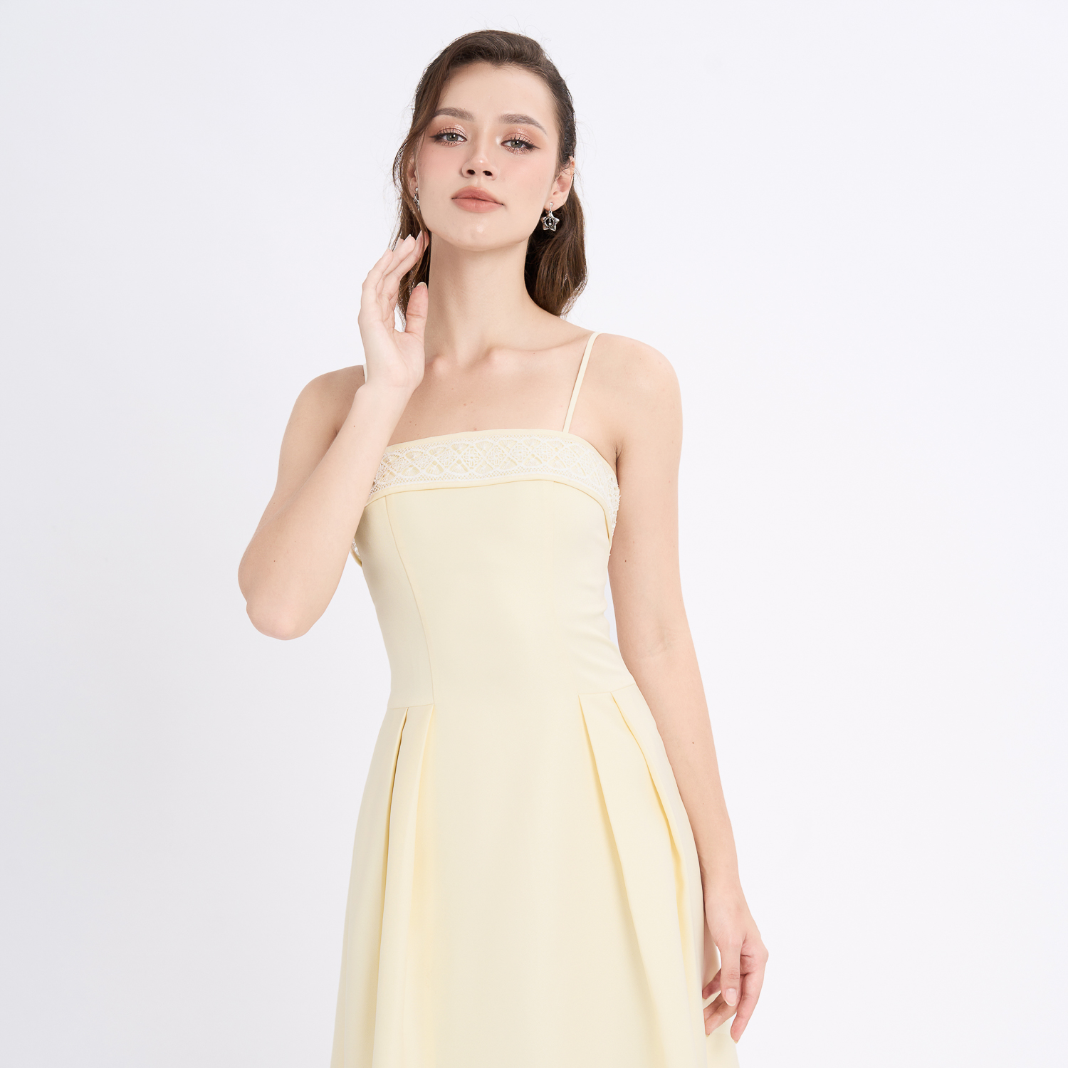 [NHẬP MÃ NOVFALAZSOCIAL02 GIẢM 40K ĐƠN 199K  ] Đầm midi xòe bố len phối ren trắng Maybi