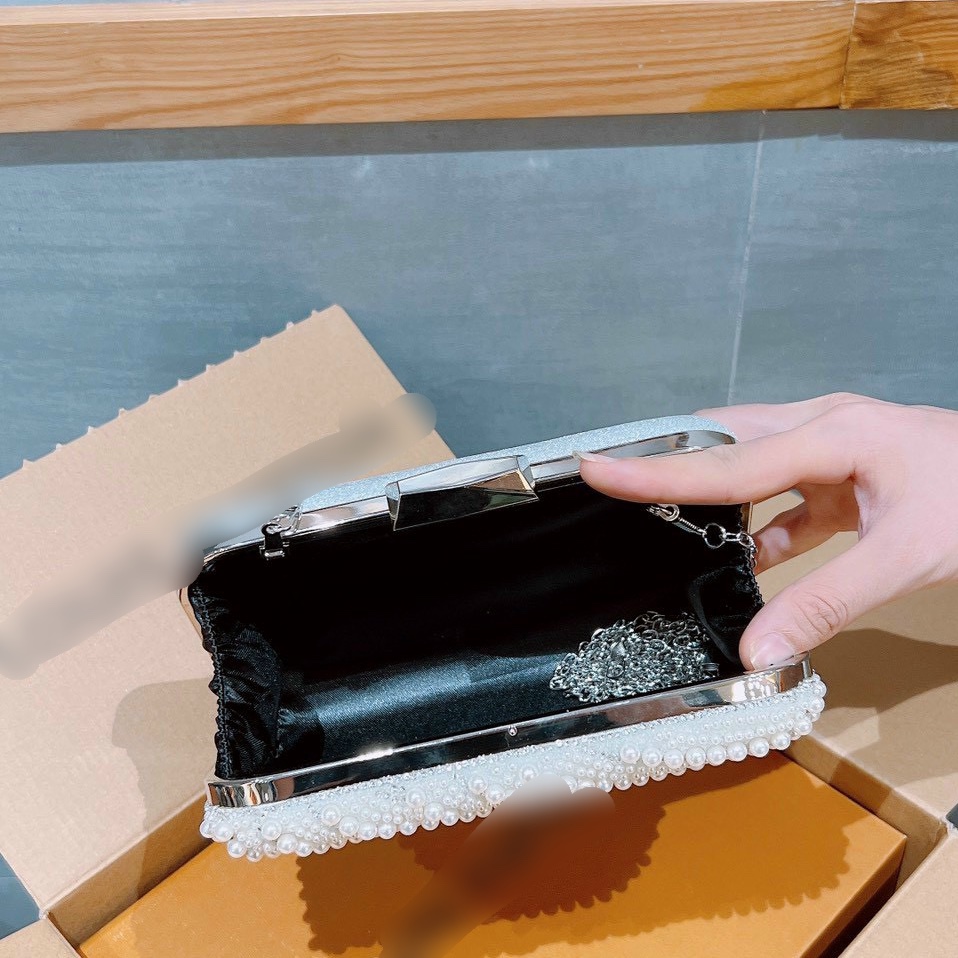 Clutch Cốp đính đá gợn sóng thời trang