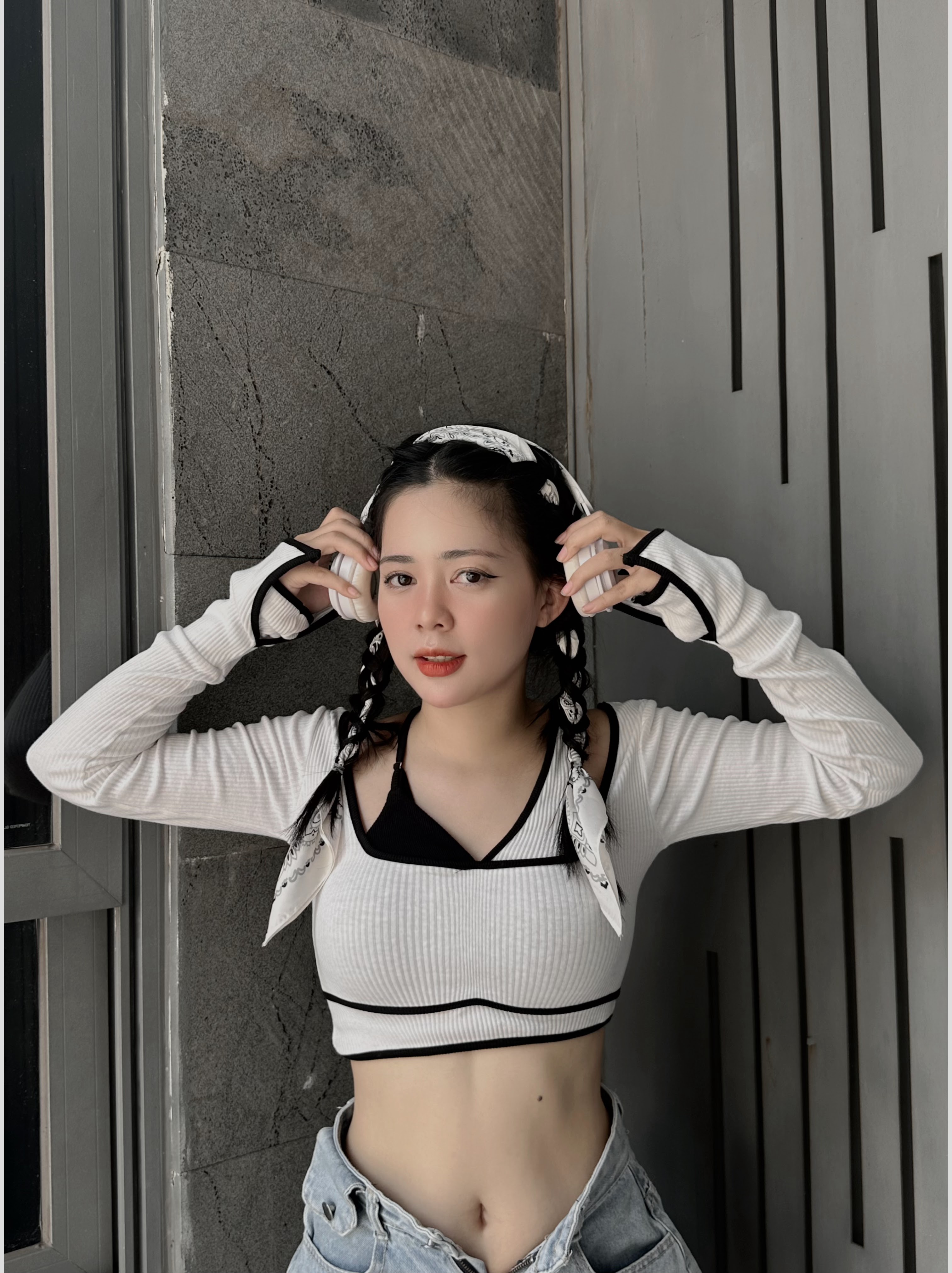 Áo croptop hở vai JUCO phối ống tay loe , croptop kiểu tay dài, áo kiểu nữ sang chảnh
