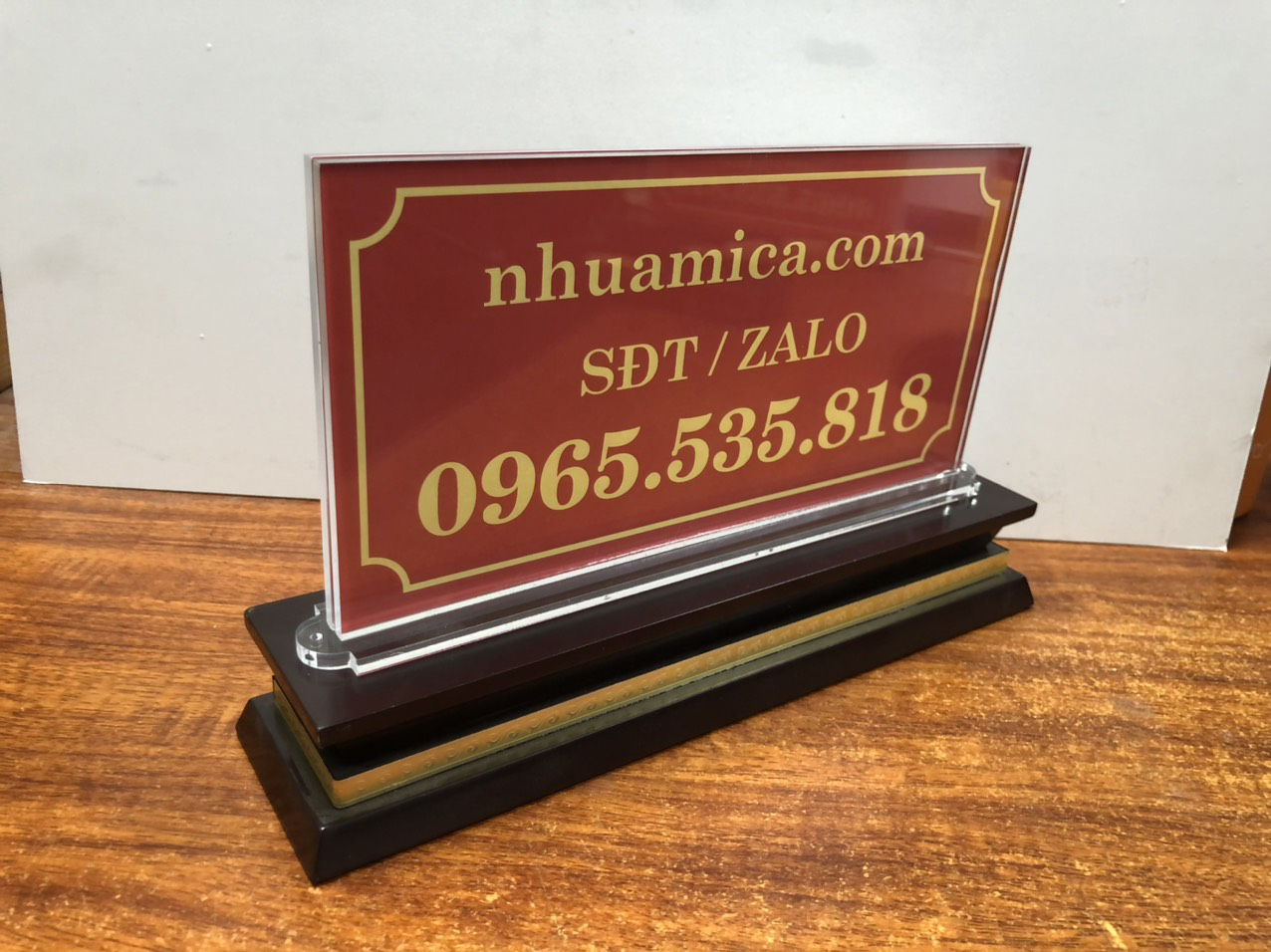 BIỂN CHỨC DANH ĐỂ BÀN ĐẾ GỖ (LOẠI KHÔNG ỐC)