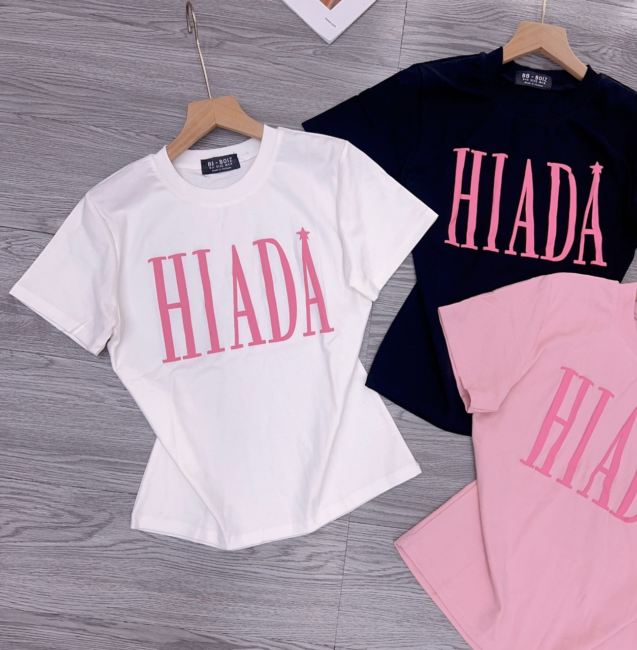 Áo thun nữ dáng ôm phối chữ nổi phom dài (Mã HIADA dưới 55kg)