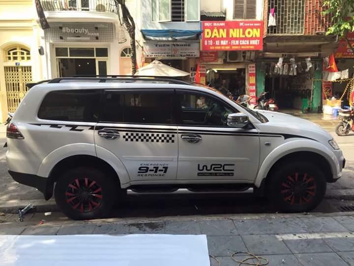 Tem dán sườn xe innova
