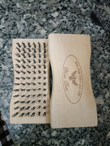 Bàn chải sắt cán gỗ
