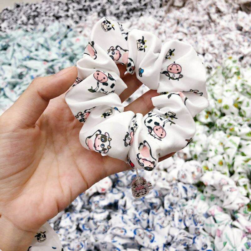 [MUA 2 GIẢM 5%][HCM]Scrunchies kèm charm mẫu bò sữa/bơ/bé đào/doraemon/khủng long