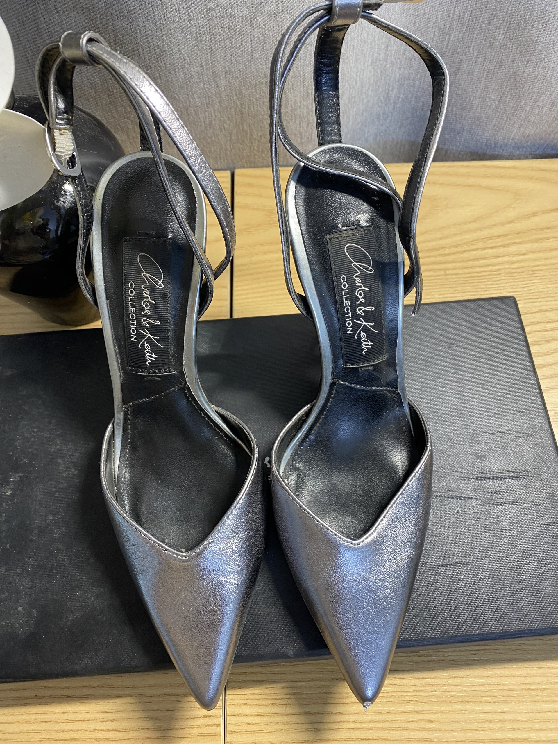 Giày cao gót da thật Charles & Keith