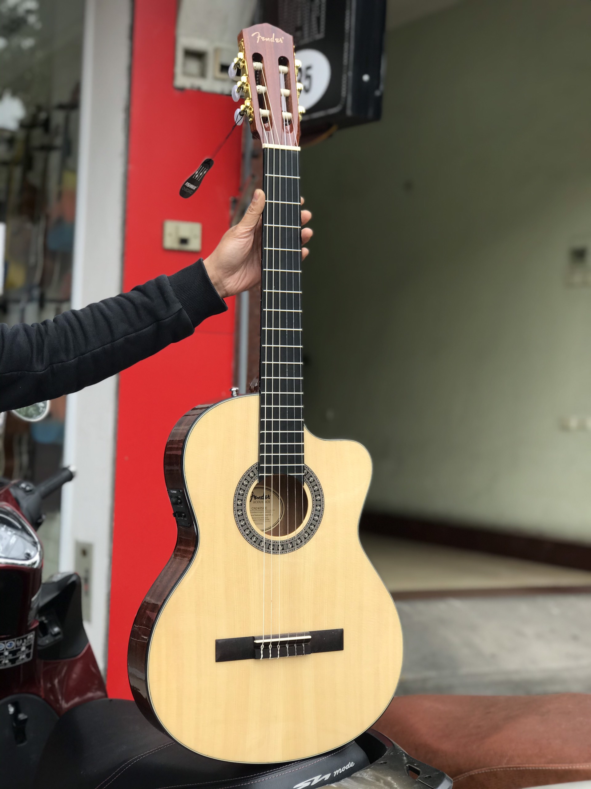 Guitar classic Fender CN240SCE thùng mỏng EQ Fishman