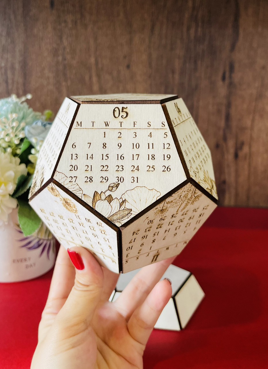 LỊCH CẦU GỖ ĐỂ BÀN NĂM 2024