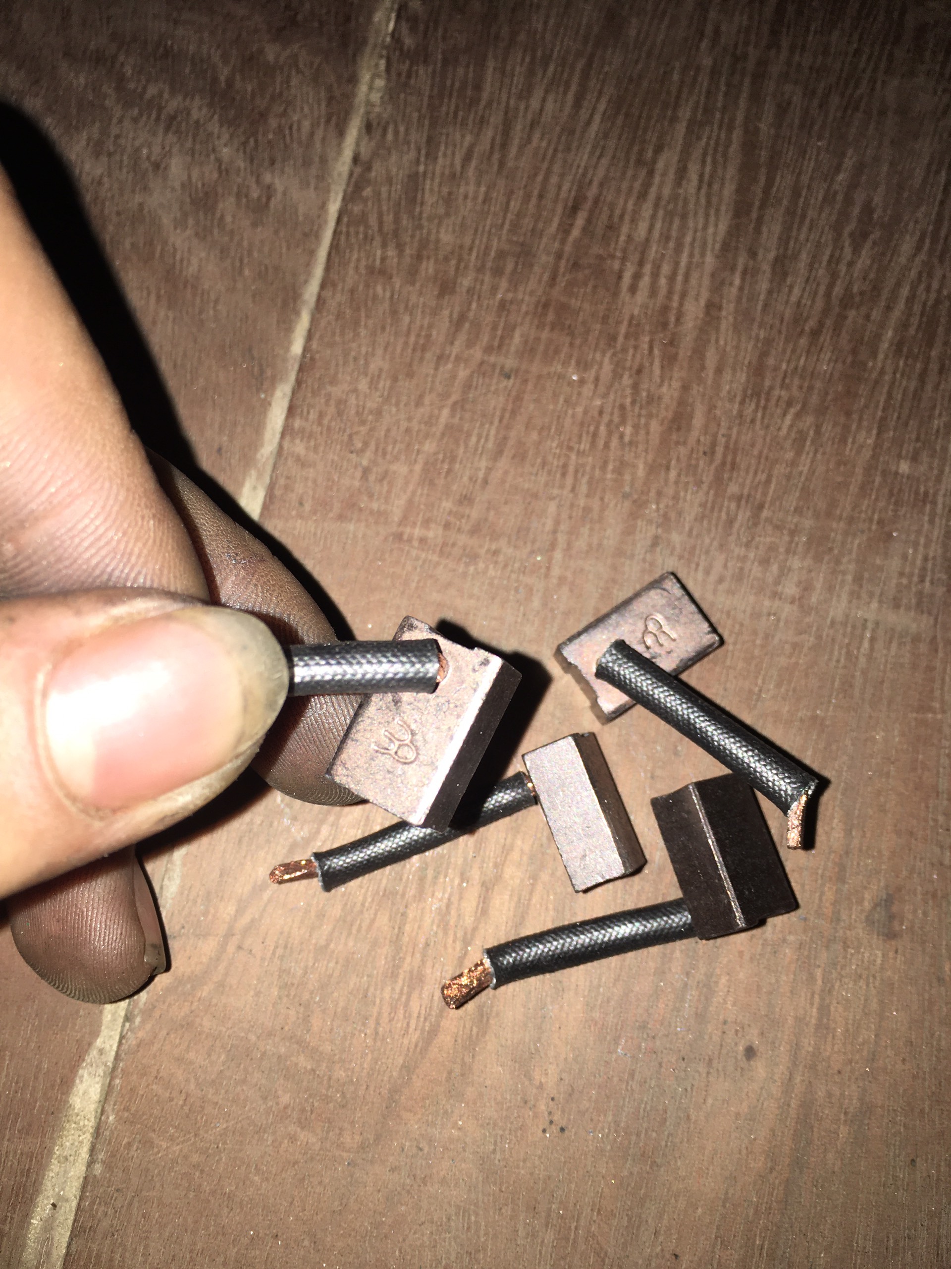 Sản phẩm gia đình làm: than đề xe con 7x13x17 1 bộ 4 cái