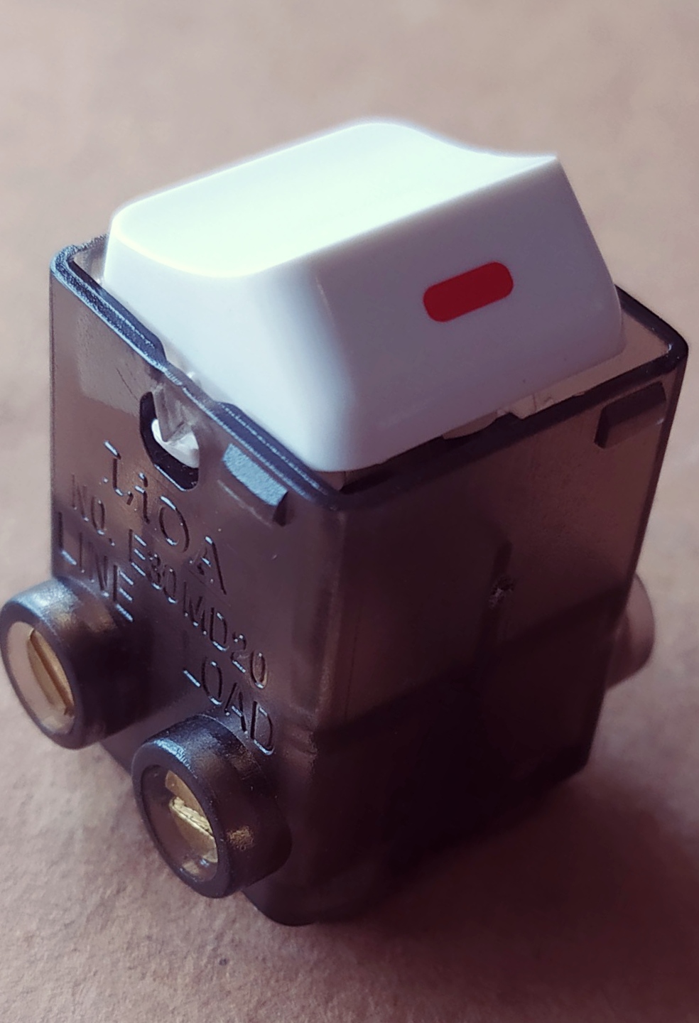 HẠT CÔNG TẮC VUÔNG 2 CƯC LiOA 20A