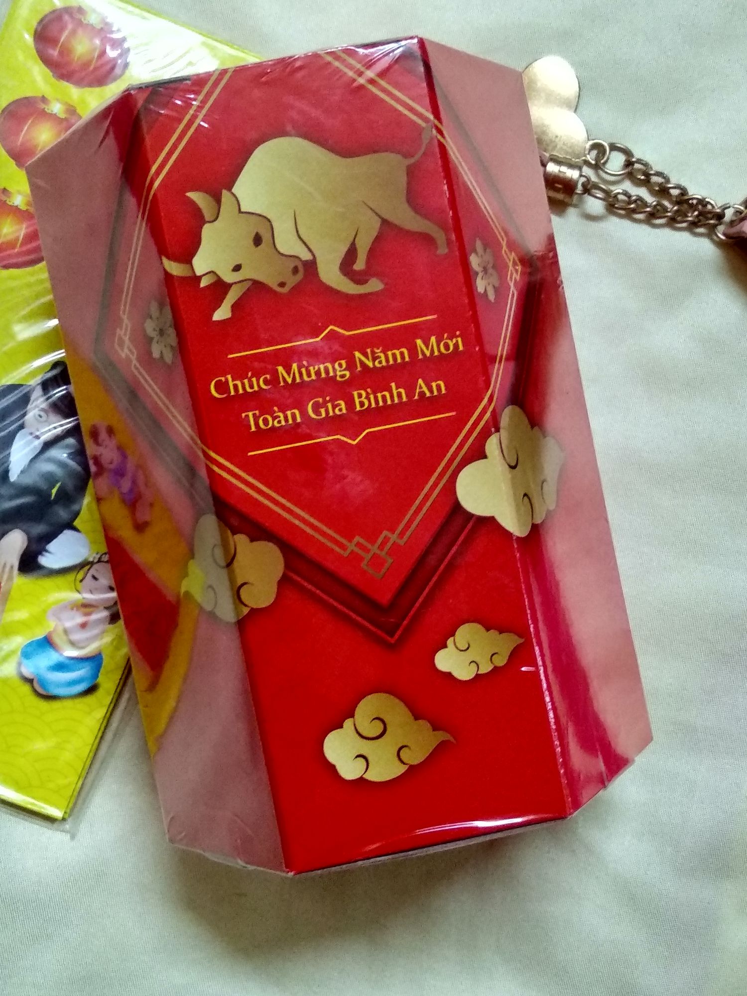 Kẹo Sugus hộp giấy lục giác.