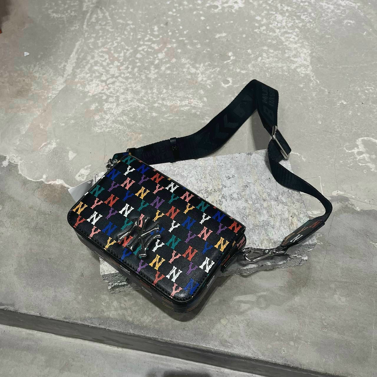 Túi đeo chéo m l b hoạ tiết màu phiên bản mới fullbox 2 màu đen trắng size 18cm