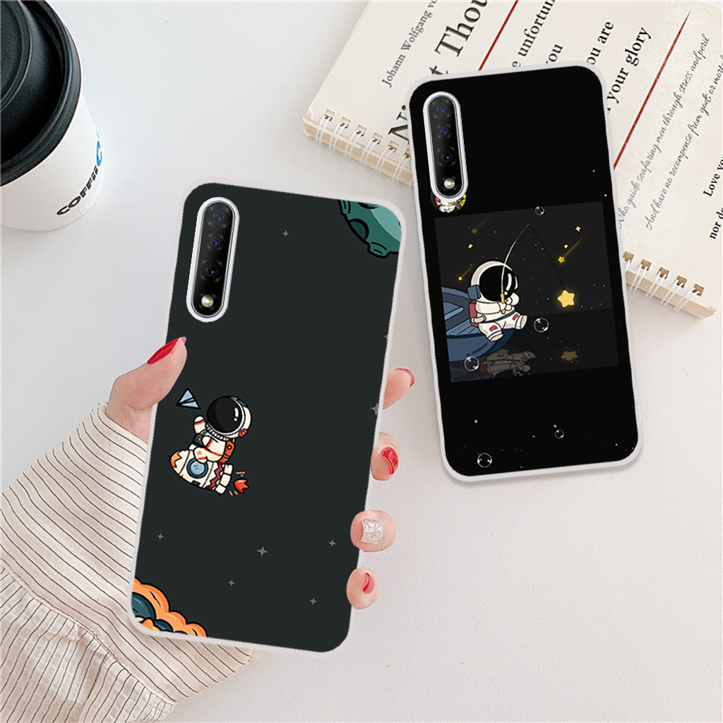 Ốp lưng Vsmart Live hình vũ trụ, phi hành gia astronaut