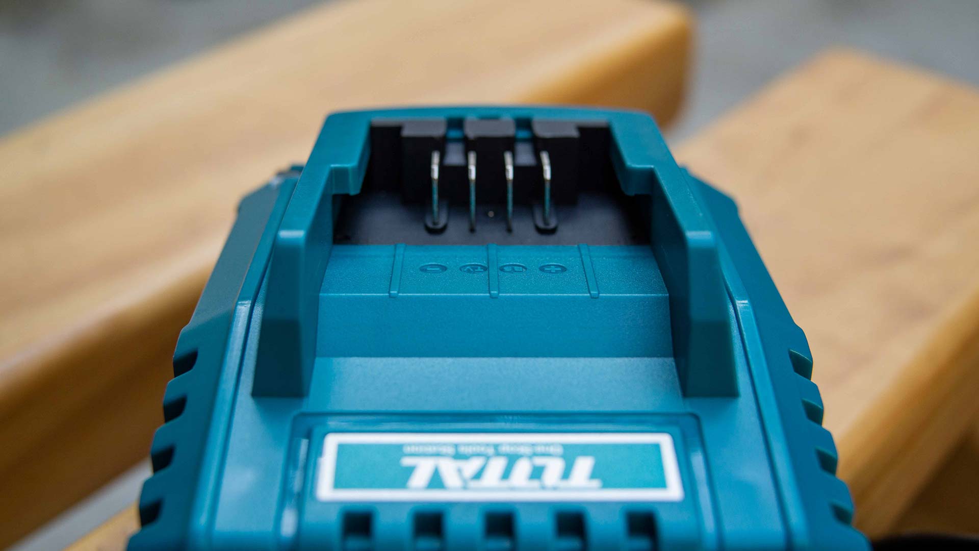 [HCM]Đế sạc pin Lithium 20V Total TFCLI2001