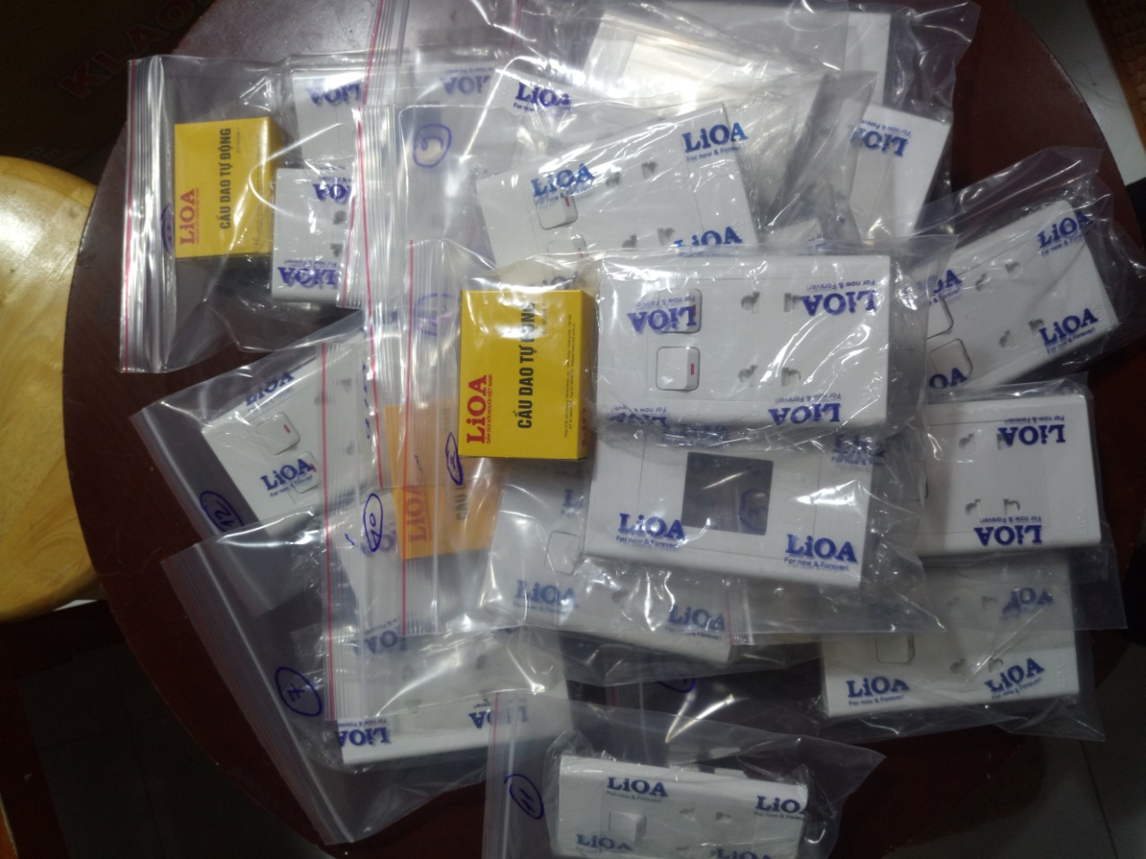 [HCM]Combo 13 bo công tắc ổ cắm LiOA - COMBOAHIEU
