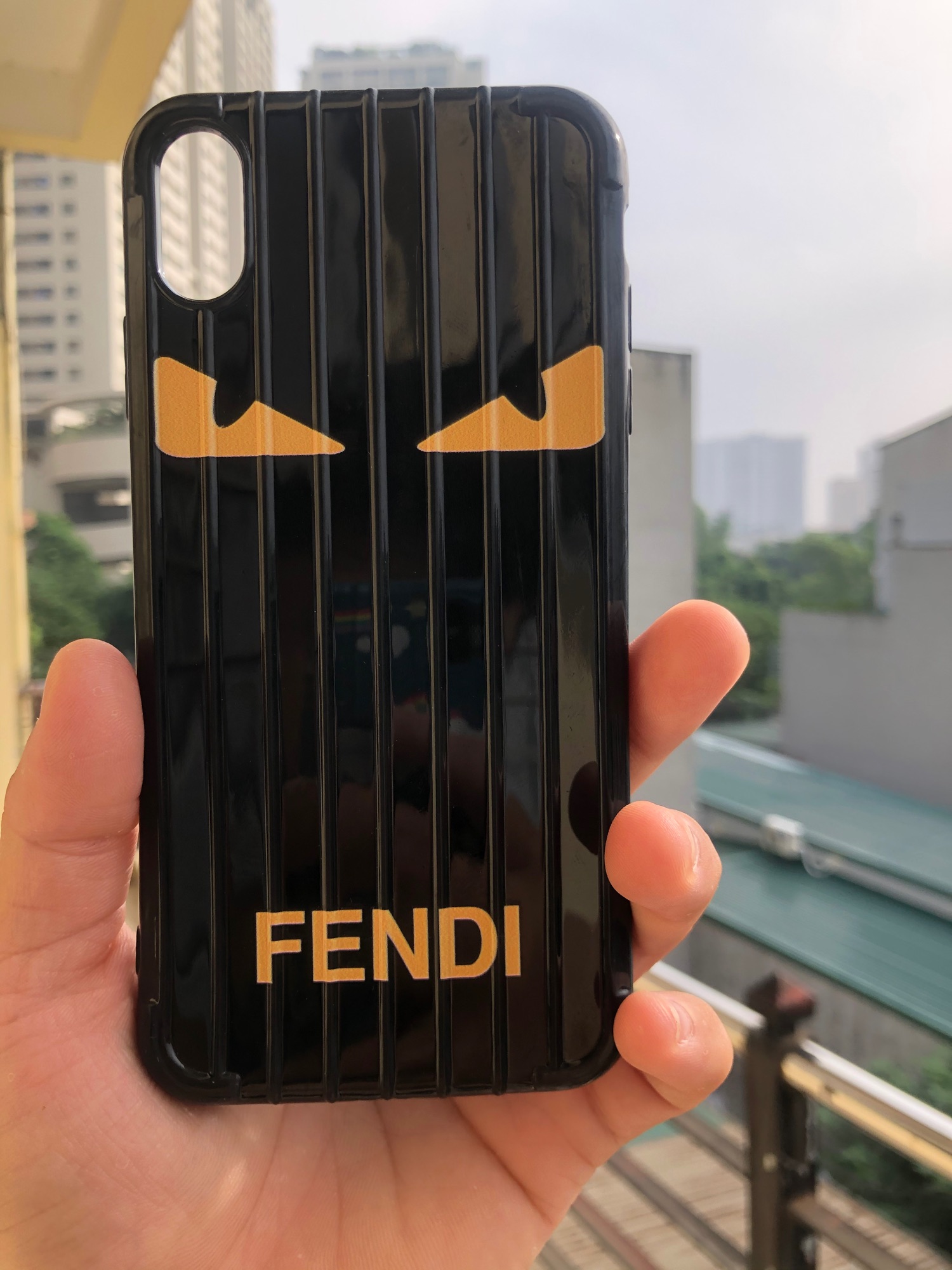 Ốp vali Fendi hình con mắt cho Iphone