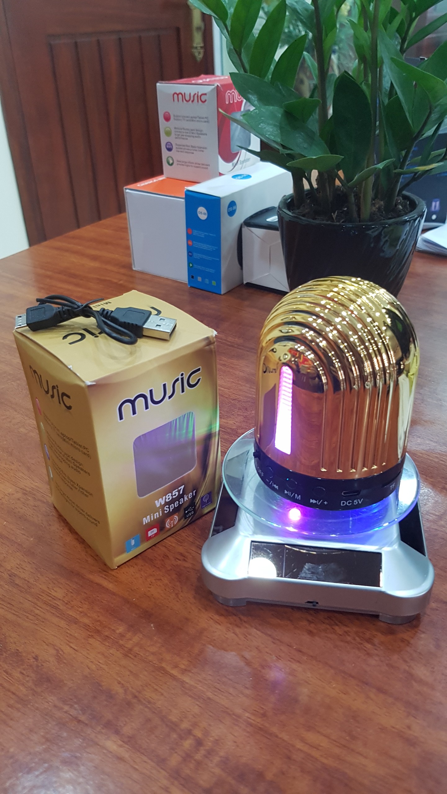 Loa bluetooth mini W857 - LED đổi màu theo nhạc