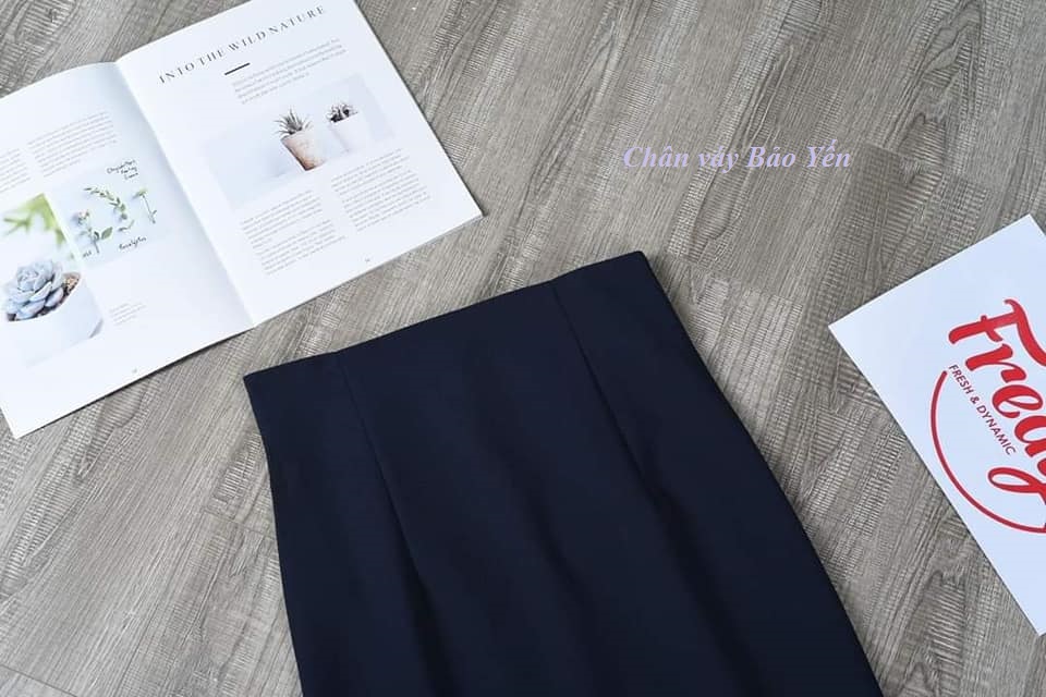 Chân váy bút chì màu đen basic xẻ sau