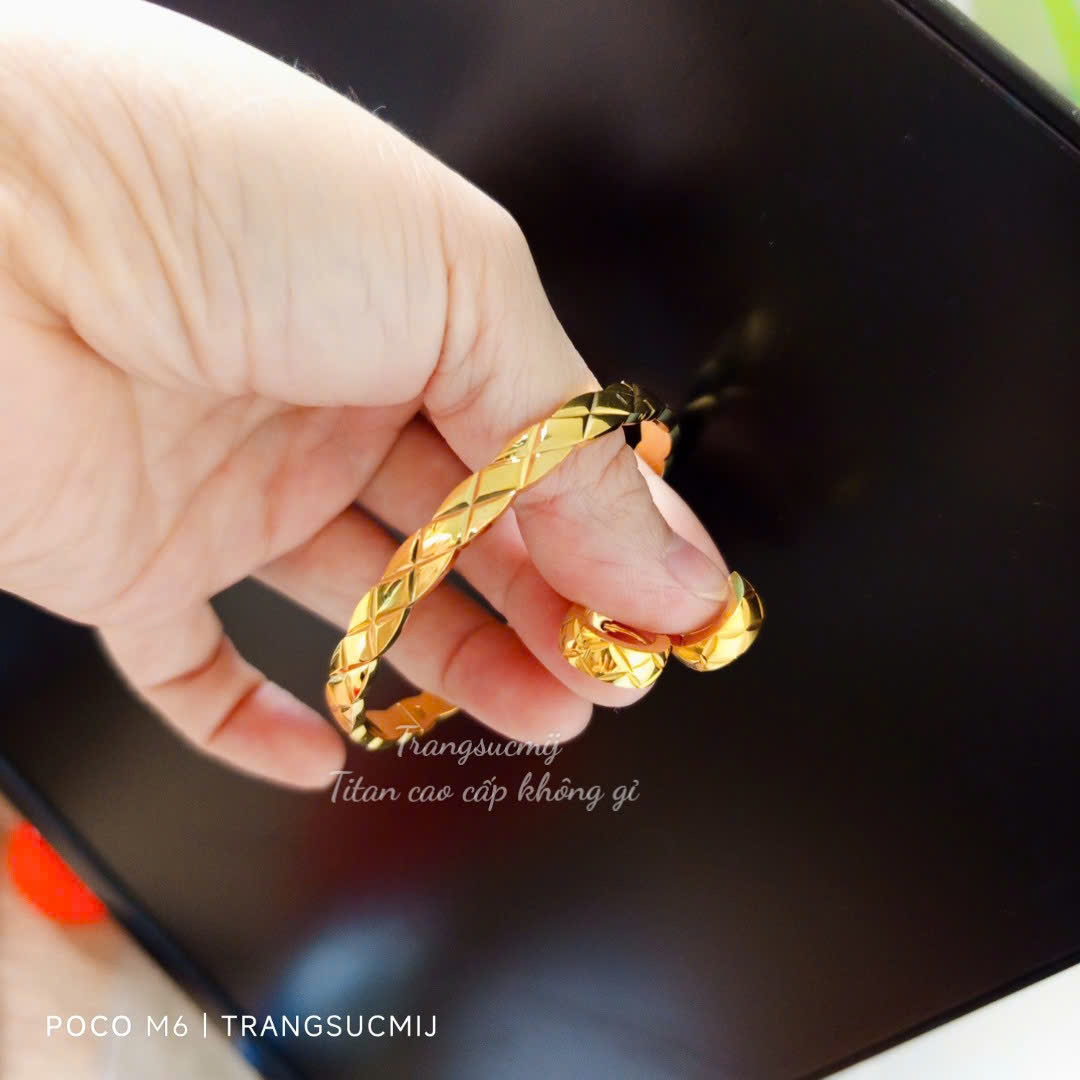 Bông tai titan nữ hoa 4 cánh đính kim