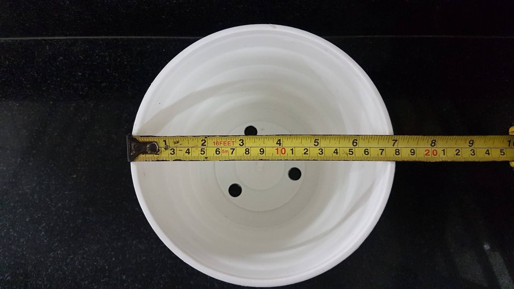 Chậu nhựa trắng khoanh tròn phi 18cm trồng cây cảnh