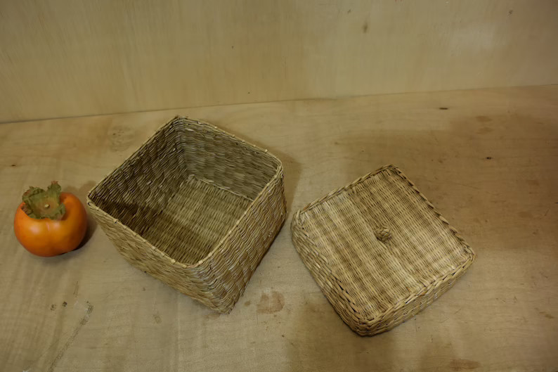 Combo 3 giỏ cói đựng đồ hình vuông Kích thước (Dài * Rộng * Cao): 12 * 12 * 9 cm, 10 *10 * 8 cm, 8 * 8 * 7 cm/ Phong cách Vintage/ Boho Siêu Xinh Xắn