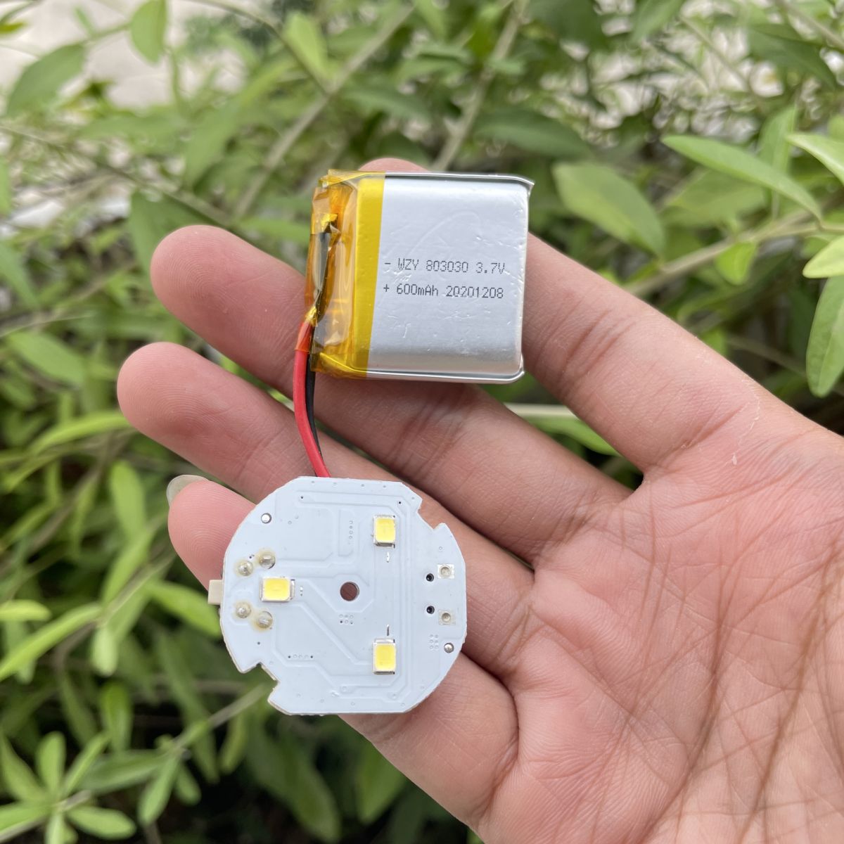Pin lithium polimer 3.7v 600mah 803030 có bảng đèn led, sạc