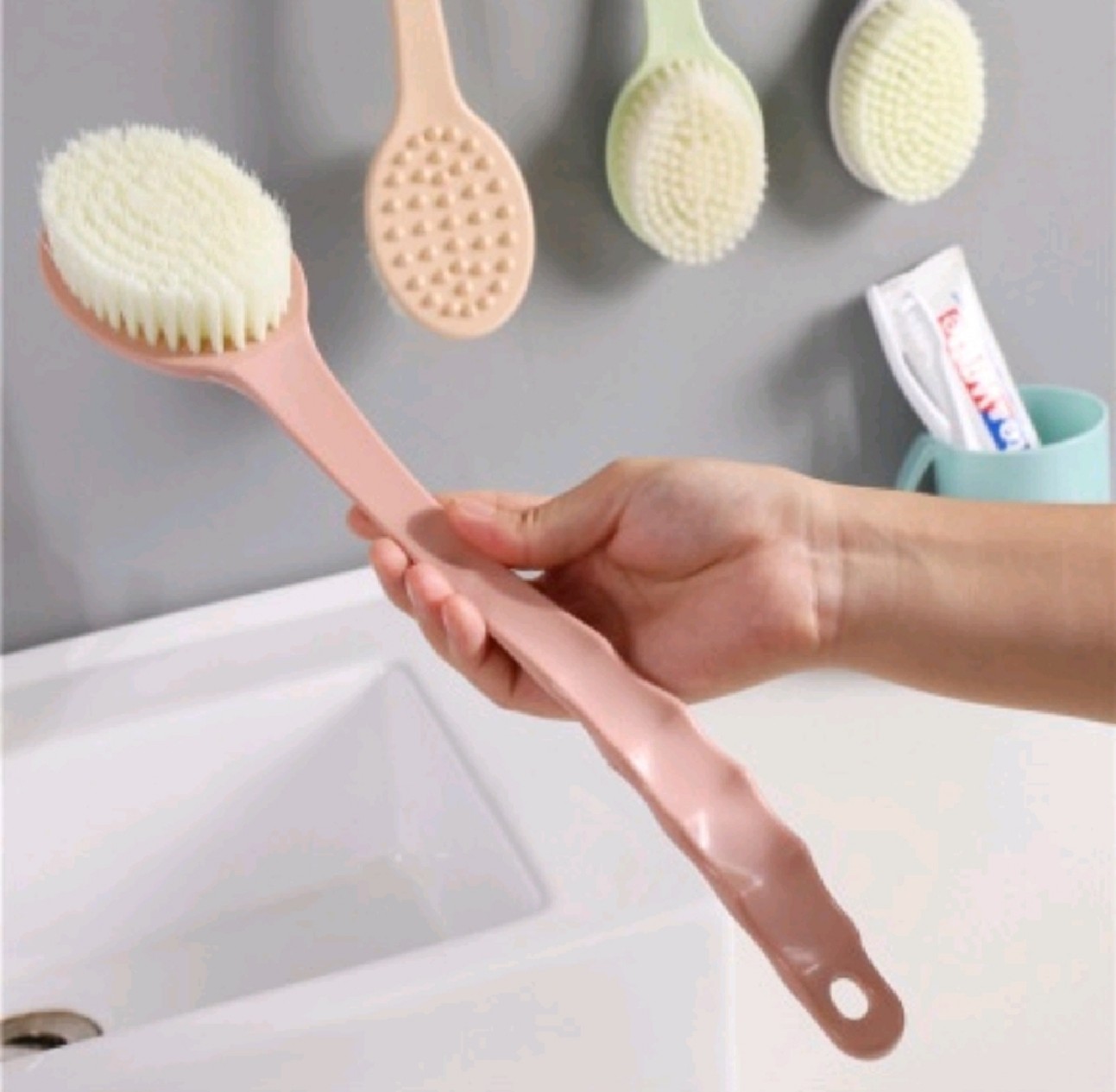 Bàn chải cọ lưng, chà lưng khi tắm (mua tại ptptshop)