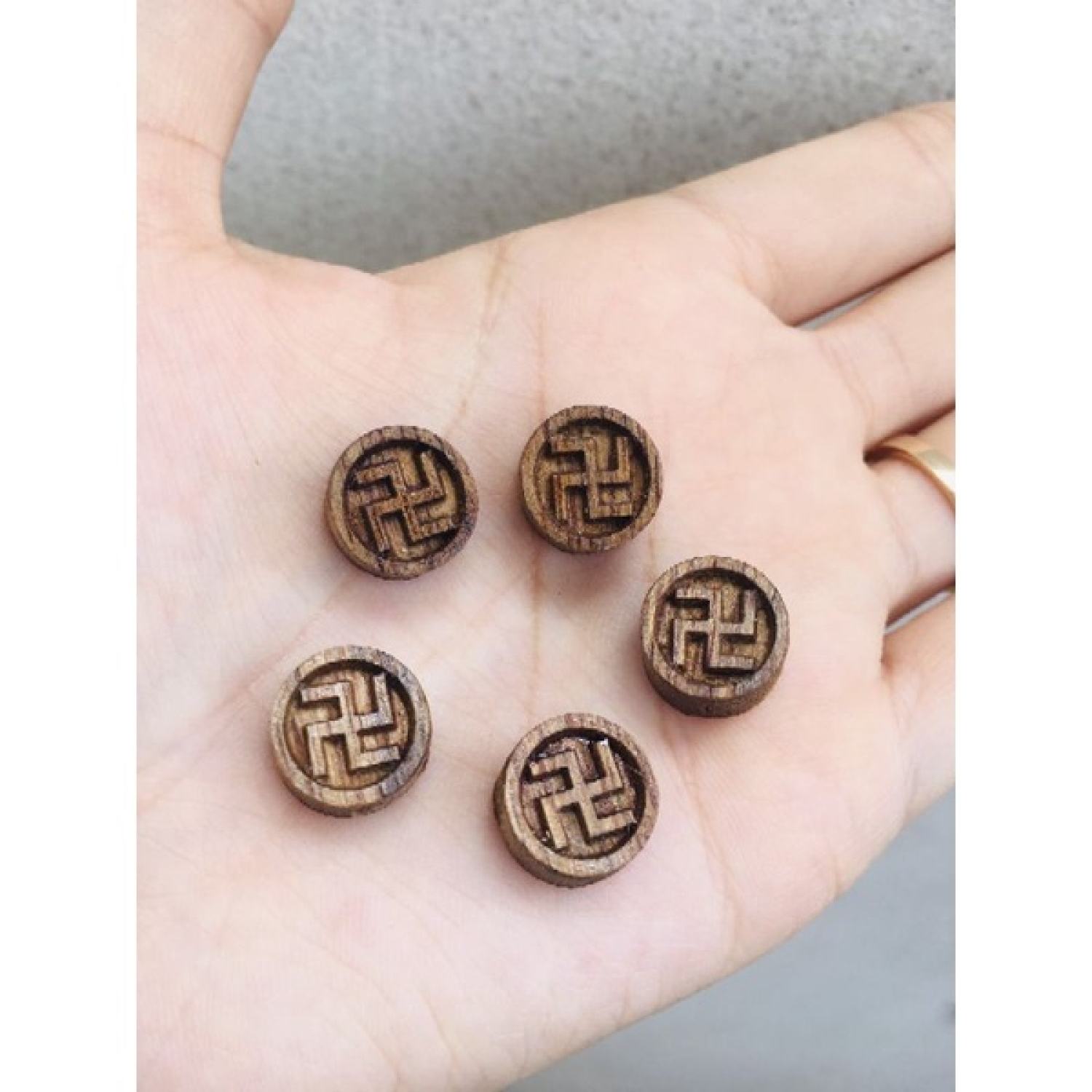 [Tặng dây]Charm Chữ Vạn Trầm Hương Tốc