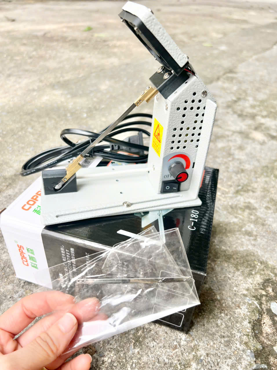 Máy cắt mác dây đai mini C-180 được sử dụng trong ngành may mặc(Tặng kèm 1 lưỡi thay thế)
