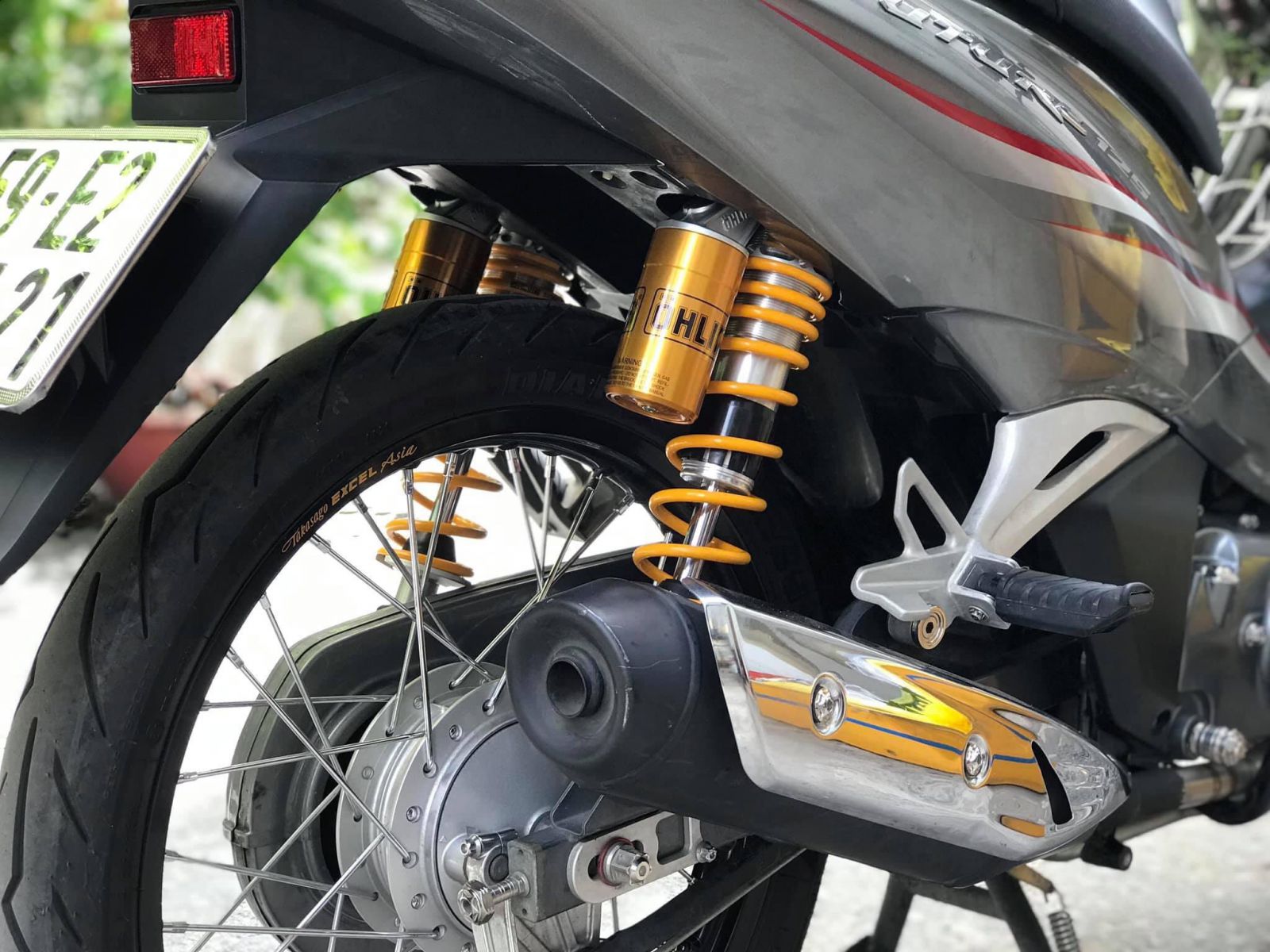 Wave / Sirius Rear Forks Have a Yellow Oil Tank That Can Be Installed on Many Other Vehicle Models.
