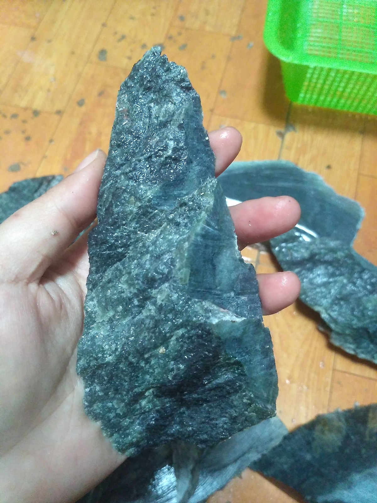 100GR Đá Thô Nephrite Ngọc Bích Xanh