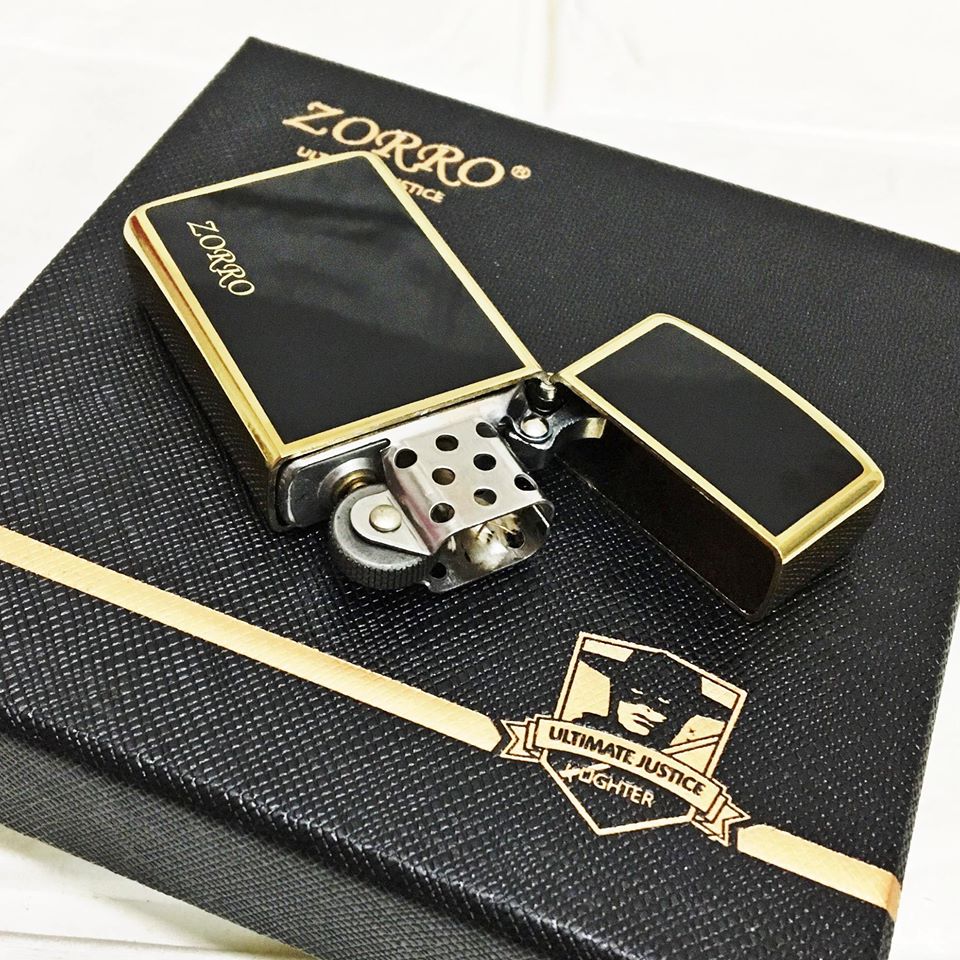 BẬT LỬA ZIPPO SLIM ZORRO ULTIMATE MÀU VÀNG ĐEN - VÀNG ĐỎ (FULL BOX) - (XÀI XĂNG)