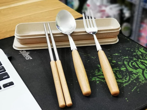 Bộ dụng cụ 3 món: thìa ăn, dĩa (nĩa), đũa bằng inox cao cấp 304, tay cầm bằng gỗ chống trơn trượt, thiết kế sang trọng, đẹp măt (Kèm hộp đựng lúa mạch) - Sản phẩm tiện ích cho mọi gia đình, mẫu mới 2020