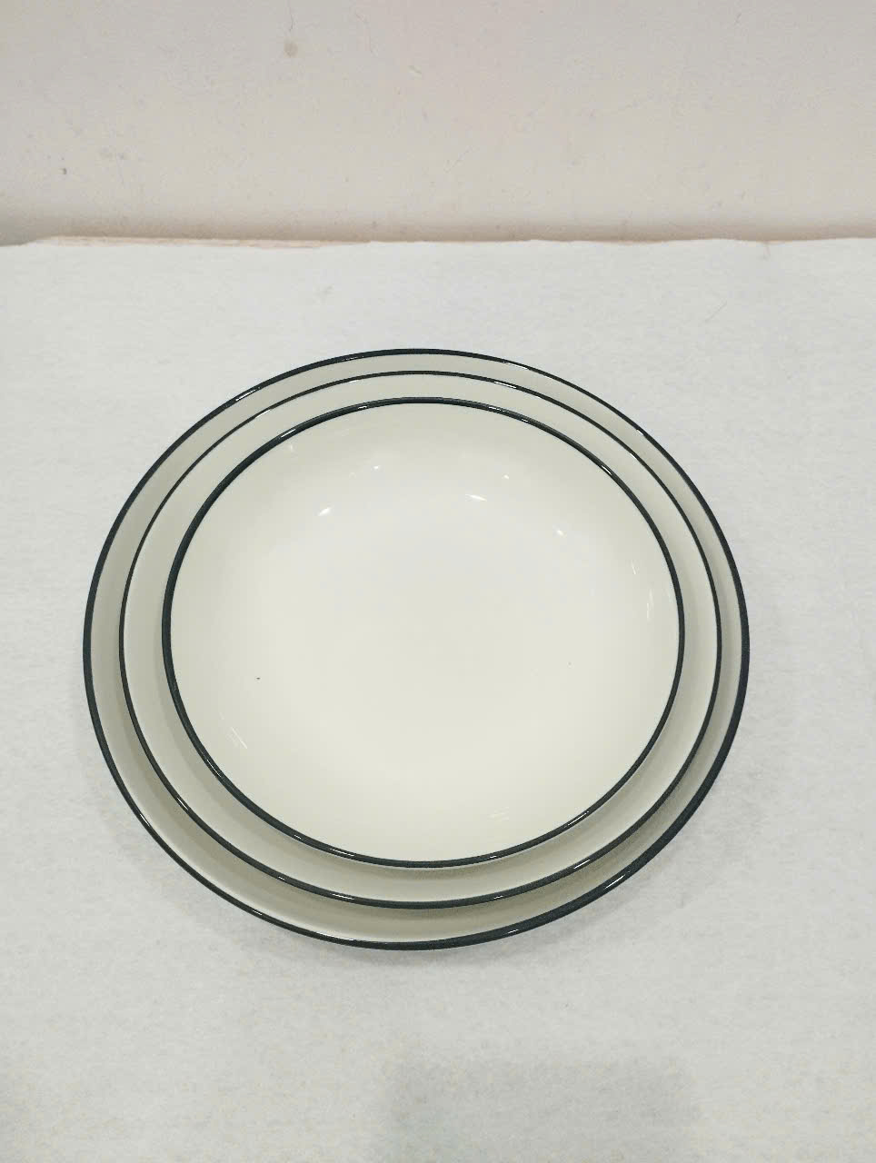 dĩa sứ trắng sọc viền chỉ đen  dĩa sứ trắng nhiều size 15cm , 18cm, 20cm Mua 10 cái tặng 1 cái cùng loại