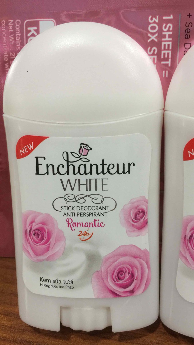 Lăn sáp Enchanter hồng Romatic