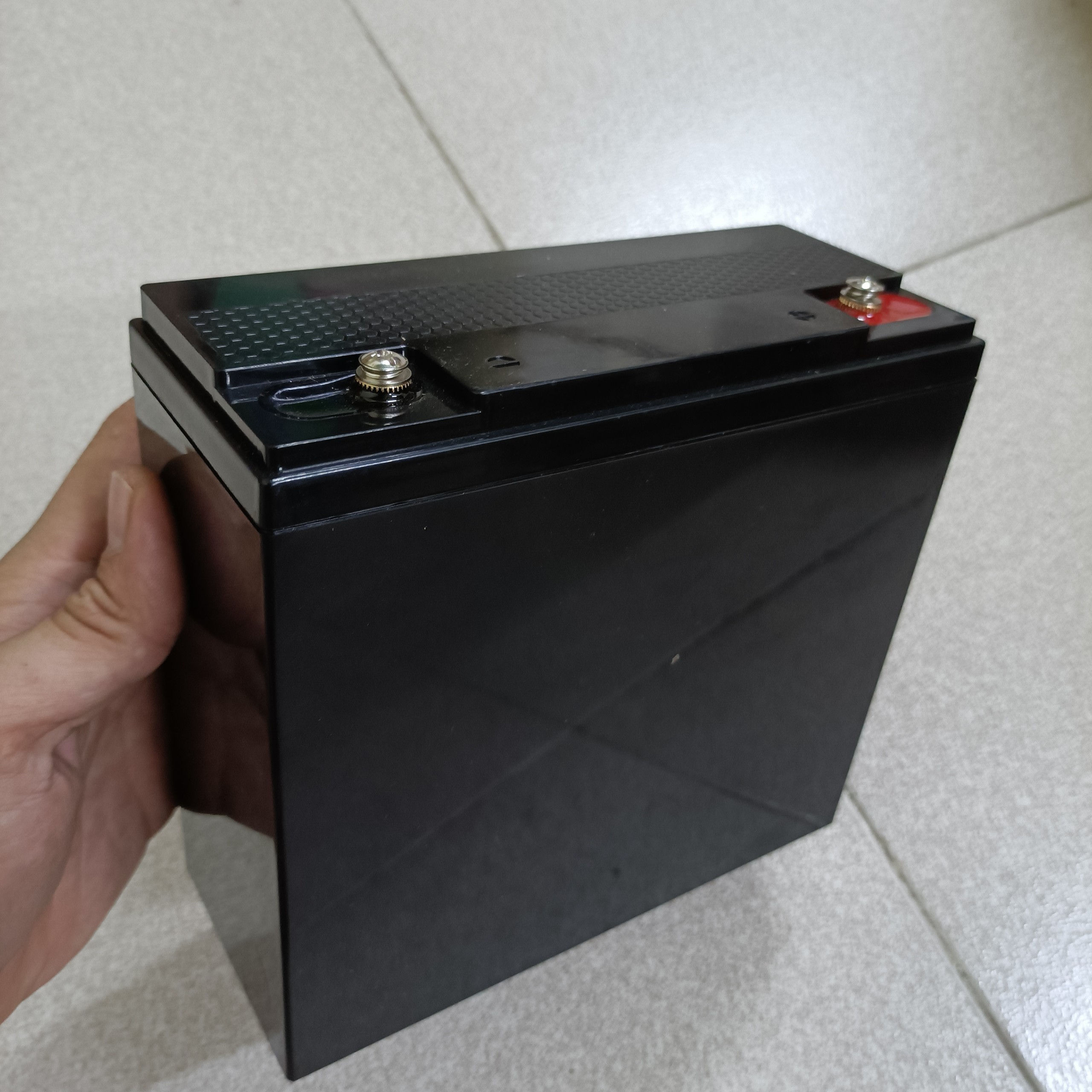 Vỏ lắp được 8 cell 33140, hoặc 20 cell 32700, hoặc 16 cell 32650