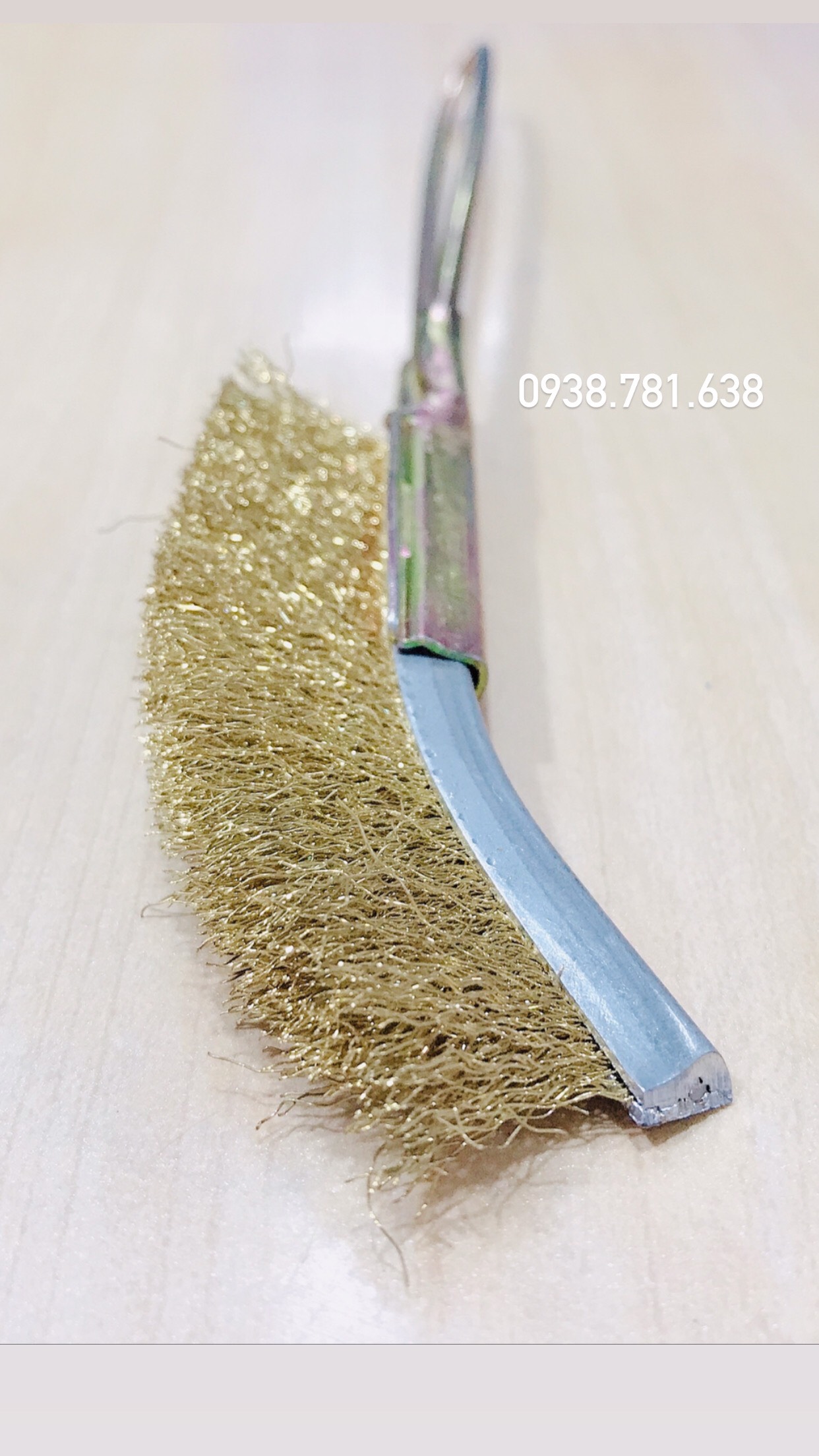 Bàn Chải Cán Sắt Đầu Cong Sợi Đồng