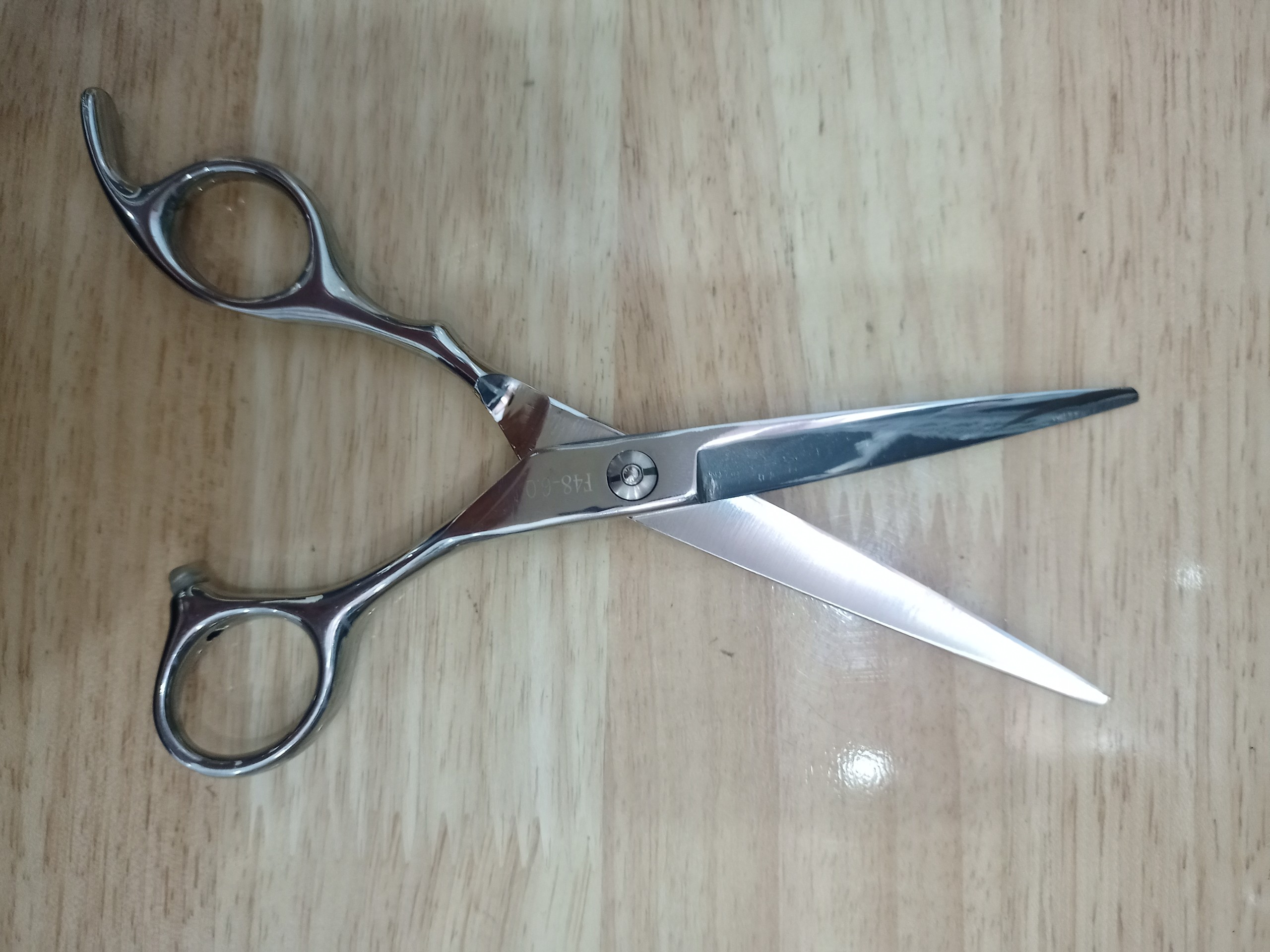 [HCM]Kéo cắt tóc loại tốt dùng cho thợ cắt tóc Toni & Guy