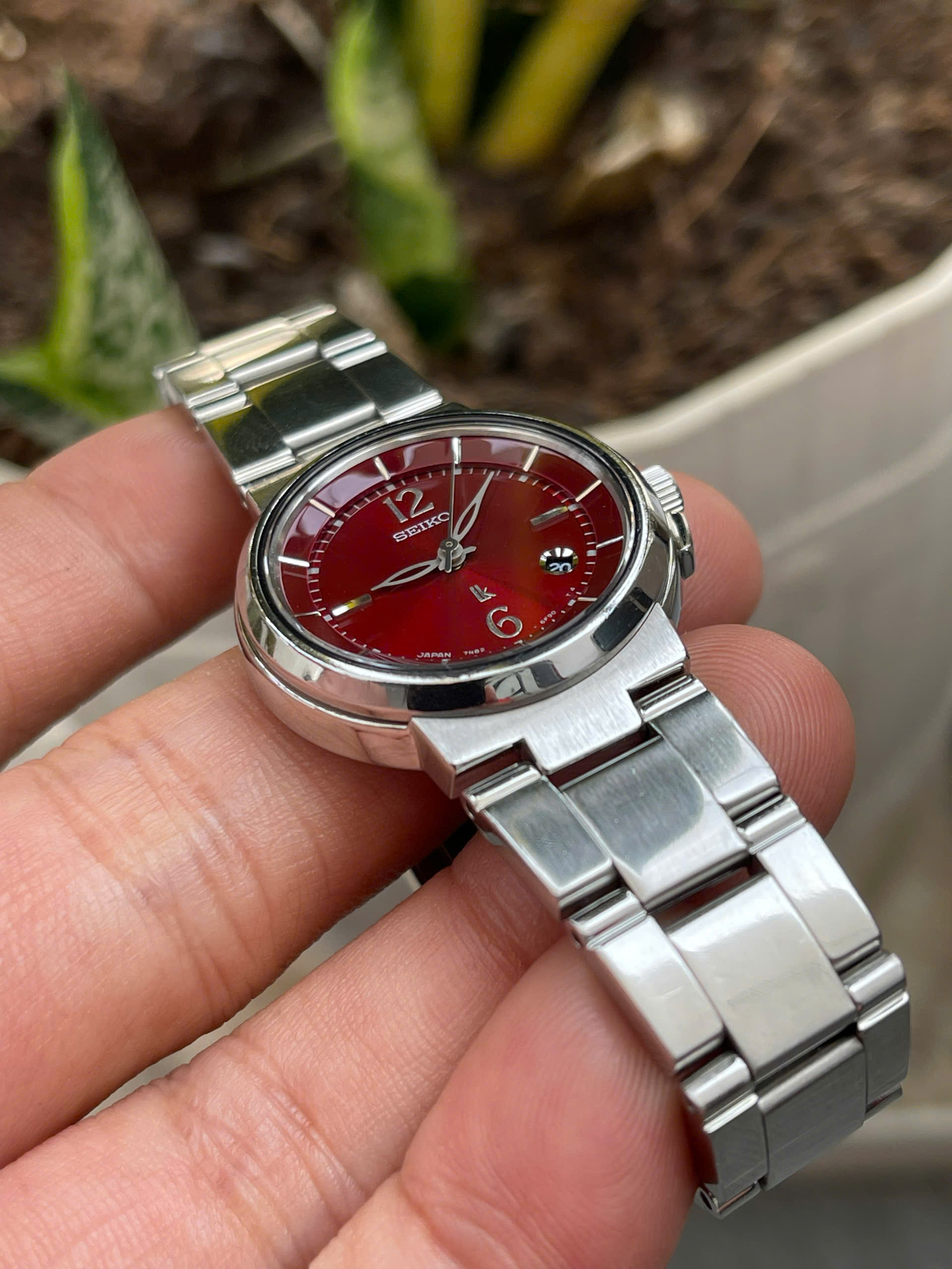 Đồng hồ nữ Seiko LK mặt hồng nhạt kính saphia chạy pin hàng Si