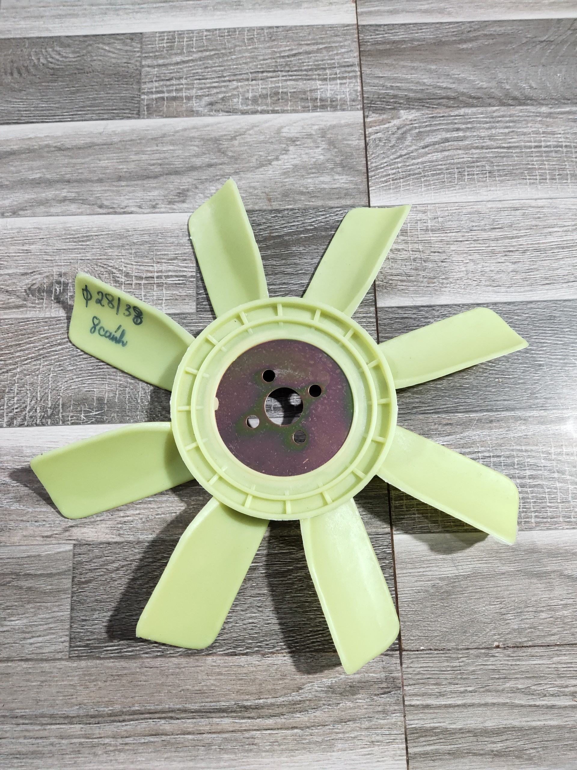 Sản phẩm gia đình làm: Cánh quạt 8 cánh lỗ phi 28 tổng dài cánh 38cm 4100 vàng